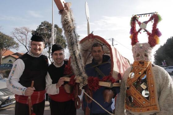 Ο Σύλλογος "Ακρίτες" εδώ και χρόνια αναβιώνουν το έθιμο της "Καμήλας" στην Αλεξανδρούπολη.